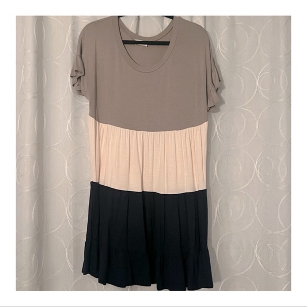 Pink Lily Taupe, Cream & Navy Colorblock Tiered Dress